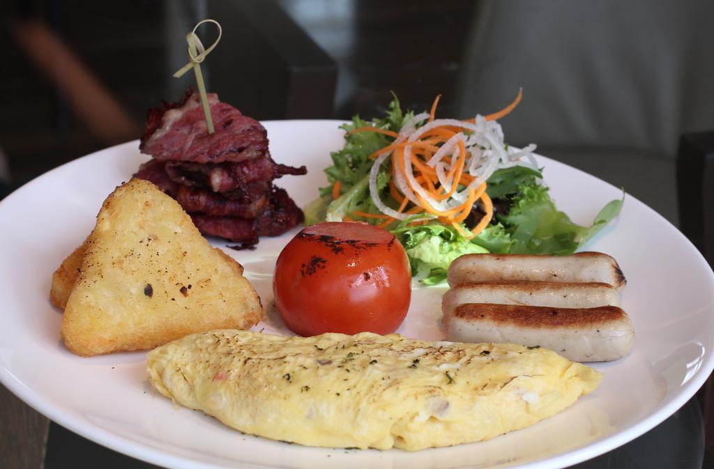 Gtower Hotel Kuala Lumpur Dış mekan fotoğraf An omelette with bacon, salad and bread