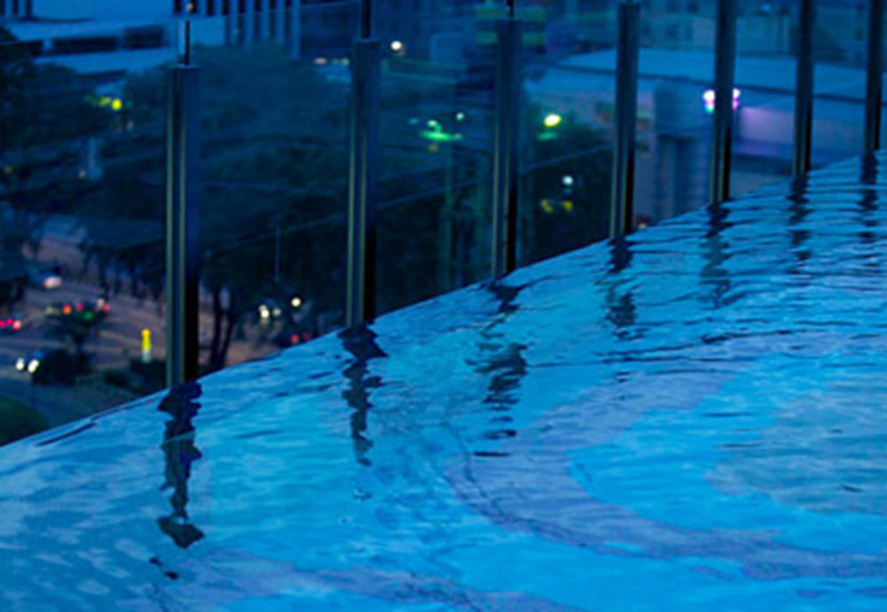Gtower Hotel Kuala Lumpur Dış mekan fotoğraf The glass facade at night