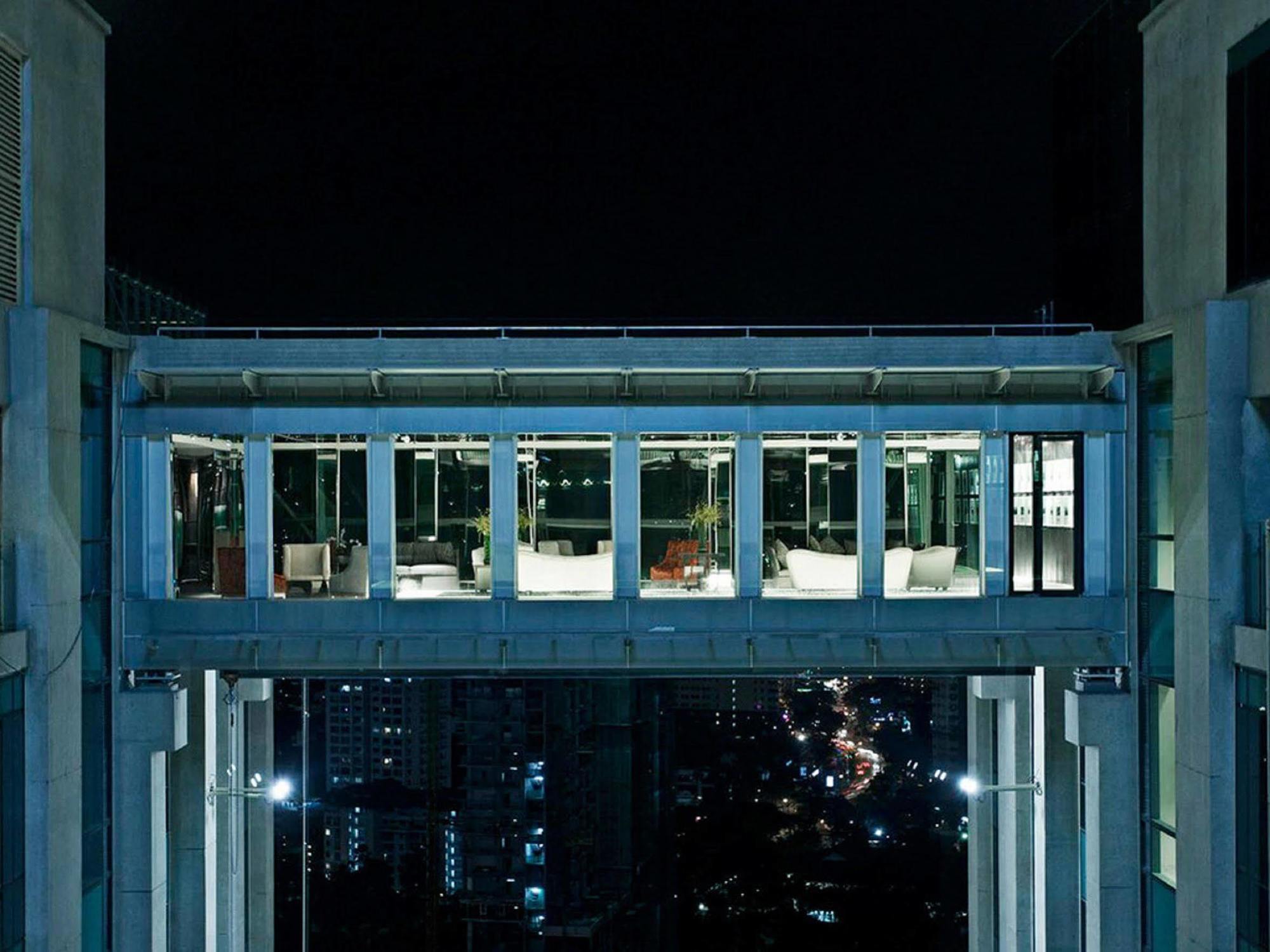 Gtower Hotel Kuala Lumpur Dış mekan fotoğraf Skywalk at night